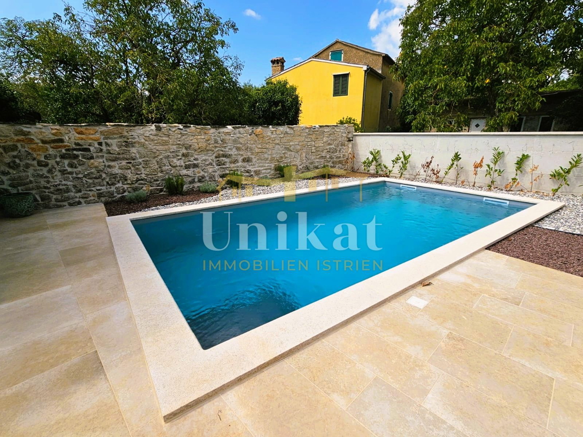 Renovirana kamnita hiša s bazenom in wellness hišico